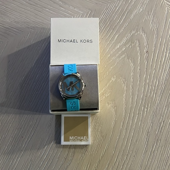 SOLD!!!! NOT FOR SALE!! NWT POWDER BLUE MICHAEL KORS SILICONE BAND WATCH 42mm - Picture 4 of 6